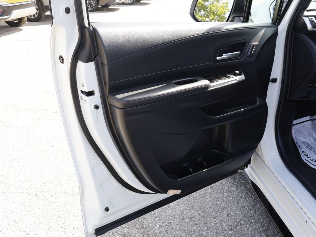 Used 2025 Toyota Sienna Platinum AWD/4WD image 18