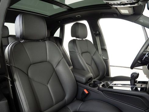 Certified 2026 Porsche Macan AWD/4WD image 24