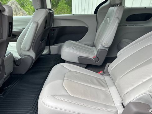 Used 2020 Chrysler Pacifica Touring-L Plus w/ Tire & Wheel Group FWD image 20
