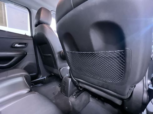 Used 2021 Chevrolet Trax LT FWD image 39