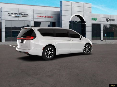 New 2026 Chrysler Pacifica Limited image 8