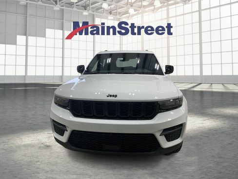 Used 2025 Jeep Grand Cherokee Altitude AWD/4WD image 8