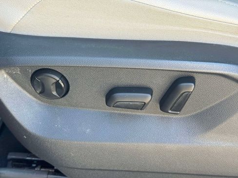 Used 2019 Volkswagen Tiguan SE AWD/4WD image 16