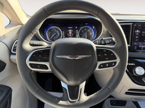 Used 2024 Chrysler Pacifica Touring-L image 14