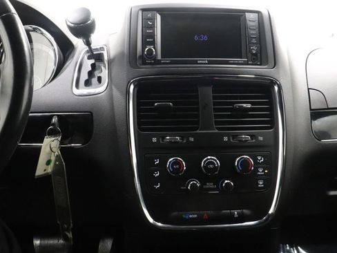 Used 2018 Dodge Grand Caravan SE FWD image 21