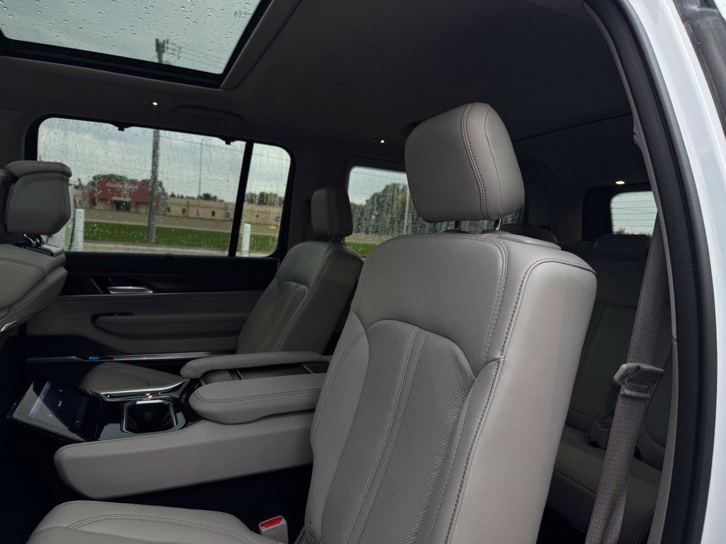 Used 2023 Jeep Grand Wagoneer 4WD image 14