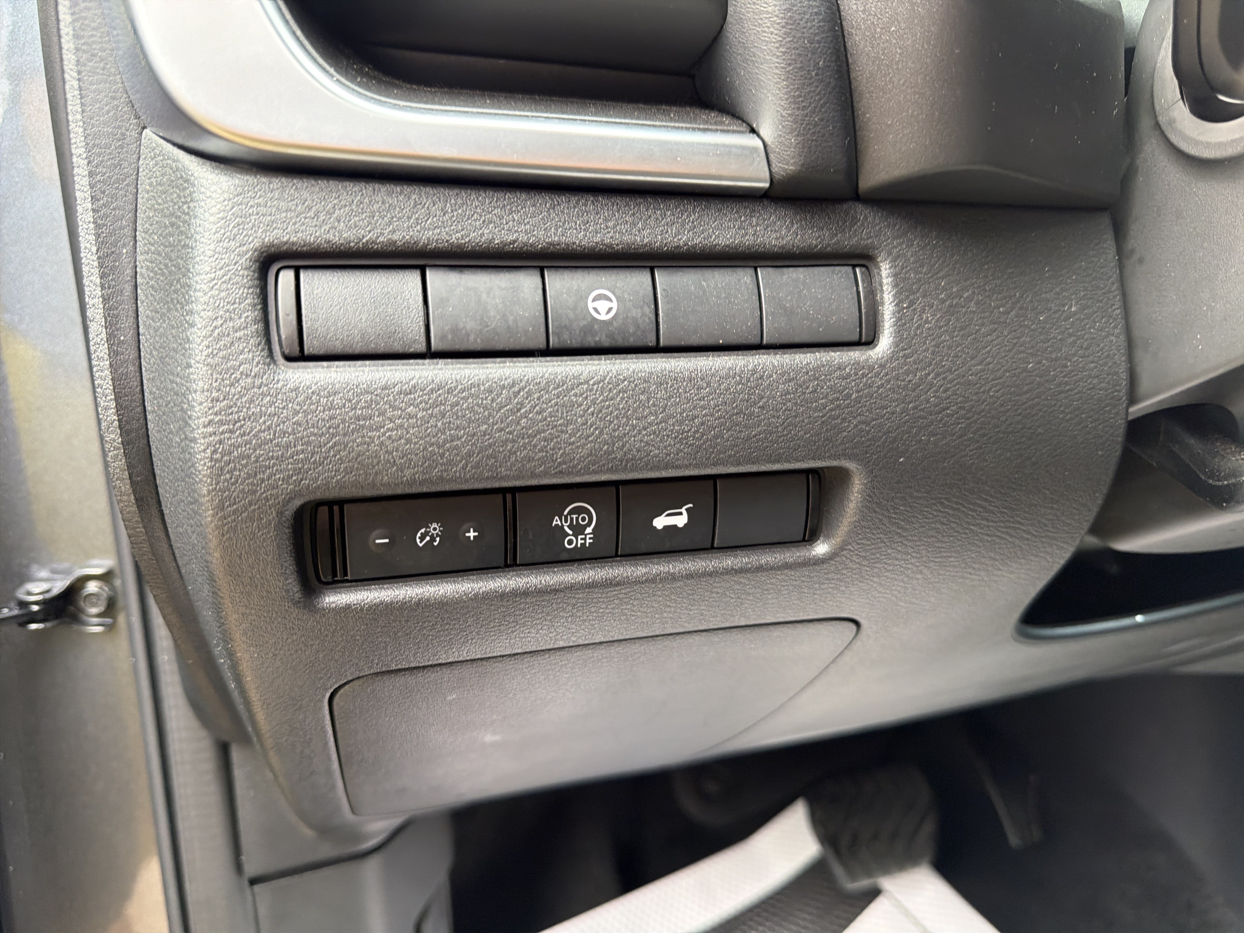 Used 2025 Nissan Rogue SV AWD/4WD image 13