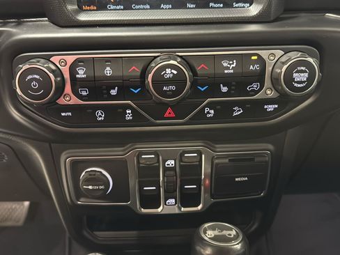 Used 2020 Jeep Wrangler Unlimited Sahara w/ Dual Top Group AWD/4WD image 21