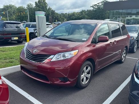 Used 2014 Toyota Sienna LE FWD image 2