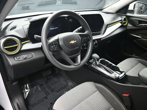 Used 2025 Chevrolet Trax LT FWD image 11