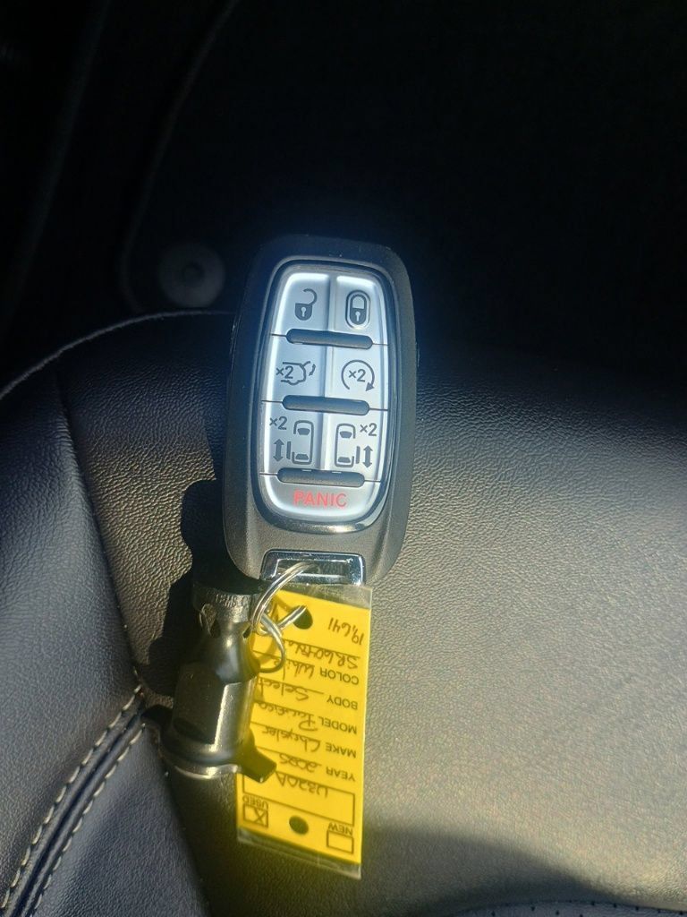 Used 2025 Chrysler Pacifica Select FWD image 24