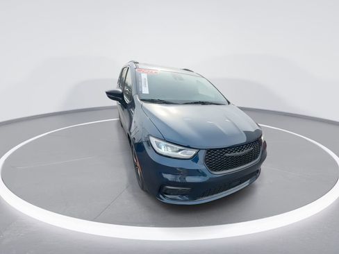 Used 2025 Chrysler Pacifica Limited FWD image 3