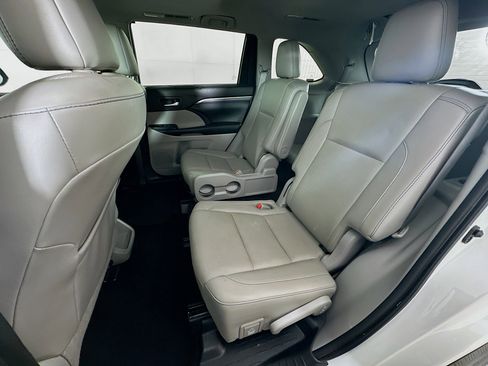 Used 2019 Toyota Highlander Limited FWD image 28