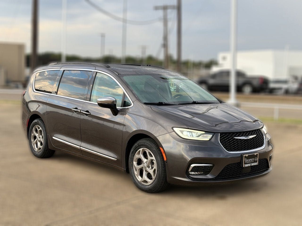 Used 2023 Chrysler Pacifica Limited FWD image 5