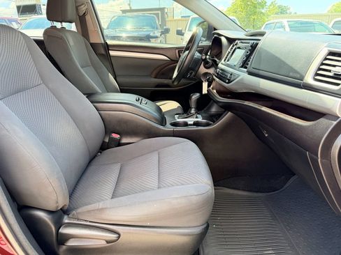 Used 2018 Toyota Highlander LE FWD image 17