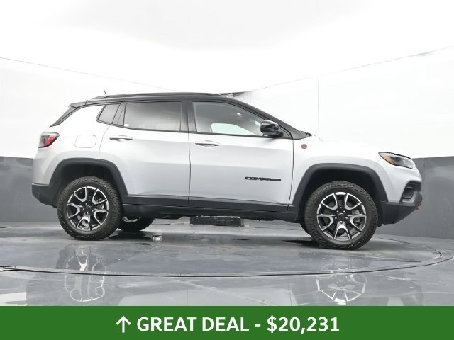 Used 2025 Jeep Compass Trailhawk AWD/4WD image 46