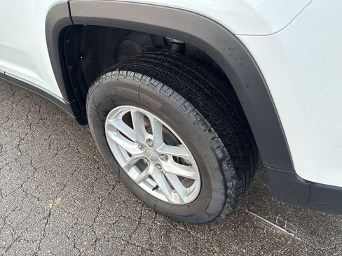 Used 2024 Jeep Grand Cherokee Laredo X image 30