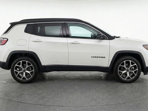 Used 2025 Jeep Compass Limited image 11