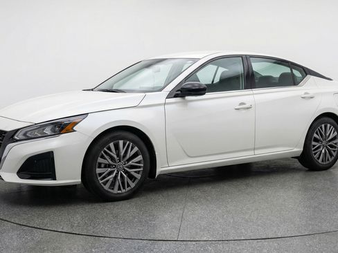 Used 2025 Nissan Altima 2.5 SV FWD image 3