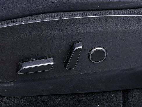 Used 2022 Tesla Model Y Long Range image 18