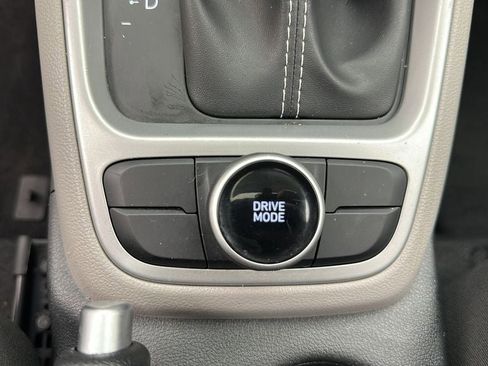 Used 2025 Hyundai Venue SEL FWD image 25