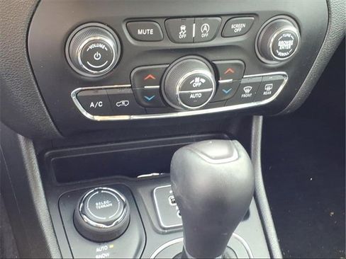 Used 2021 Jeep Cherokee Latitude Lux w/ Comfort/Convenience Group image 11