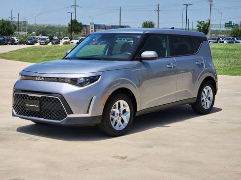 Certified 2025 Kia Soul LX w/ LX Technology Package FWD image 3