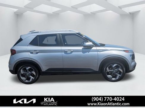 Used 2025 Hyundai Venue SEL FWD image 2