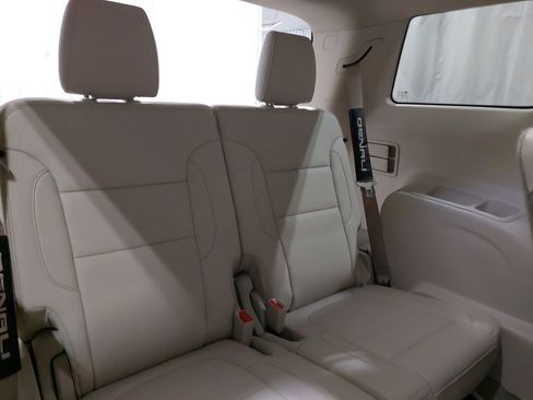 Used 2022 GMC Acadia Denali w/ Denali Ultimate Package image 12