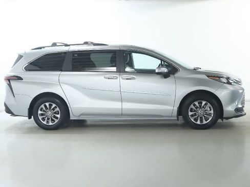 Used 2025 Toyota Sienna LE FWD image 11