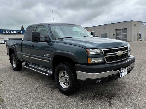 Used 2006 Chevrolet Silverado 2500 LT w/ Heavy-Duty Power Package AWD/4WD image 2