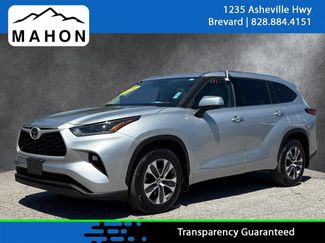 Used 2021 Toyota Highlander XLE AWD/4WD video 1