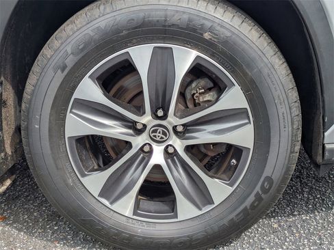 Certified 2023 Toyota Highlander XLE image 12