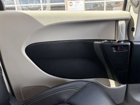 Used 2024 Chrysler Pacifica Limited FWD image 23