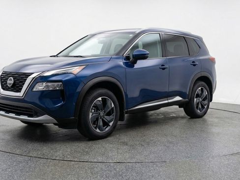 Used 2025 Nissan Rogue SV image 3