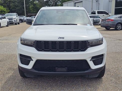 Used 2024 Jeep Grand Cherokee Altitude AWD/4WD image 2