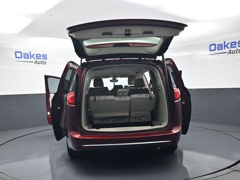 Used 2018 Chrysler Pacifica Limited image 57