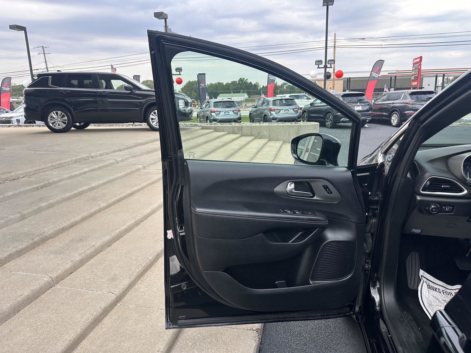 Used 2025 Chrysler Pacifica Select FWD image 20