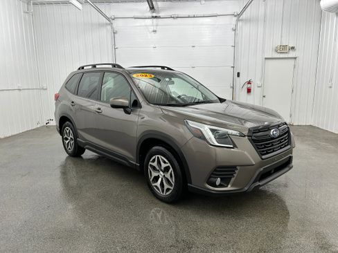 Used 2023 Subaru Forester Premium image 2