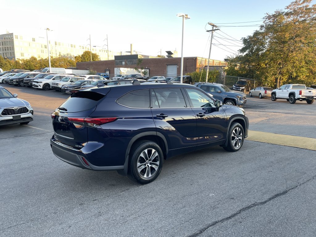 Used 2022 Toyota Highlander XLE AWD/4WD image 6