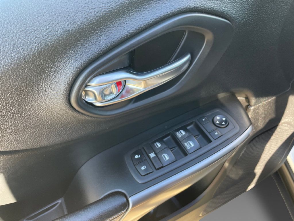 Certified 2020 Jeep Cherokee Latitude Plus w/ Comfort/Convenience Group AWD/4WD image 23