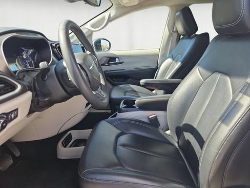 Used 2024 Chrysler Pacifica Touring-L FWD image 9