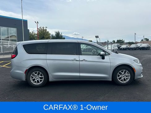 Used 2023 Chrysler Pacifica Touring-L FWD image 2