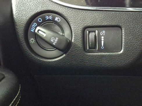 Used 2019 Dodge Grand Caravan SE FWD image 18