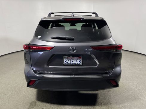 Used 2022 Toyota Highlander LE FWD image 4