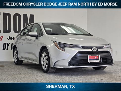 Used 2025 Toyota Corolla LE image 2