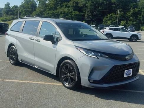Used 2025 Toyota Sienna XSE w/ XSE Plus Package AWD/4WD image 2