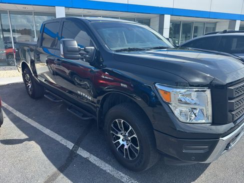Used 2024 Nissan Titan SV w/ SV Convenience Package AWD/4WD image 3