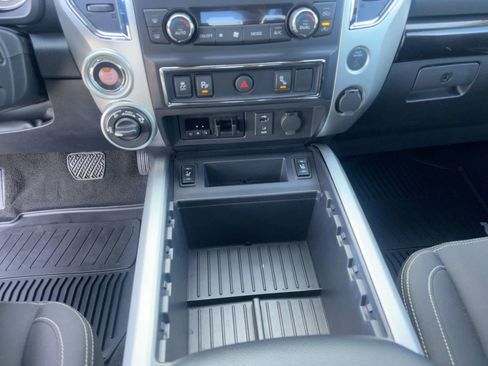 Used 2018 Nissan Titan SV w/ SV Convenience Package image 25