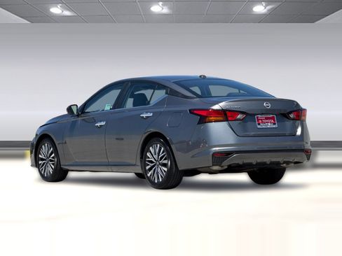 Used 2025 Nissan Altima 2.5 SV FWD image 7